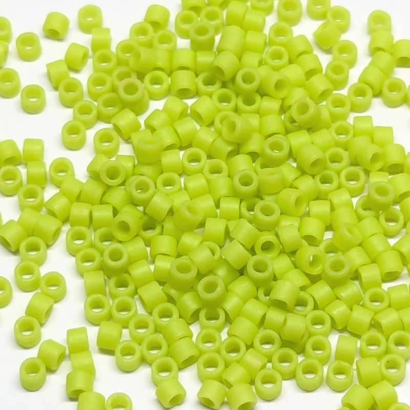 11/0 MIYUKI delica - Opaque Matte Chartreuse 1 gr. DB763 - - Crystaldreams Abalorios