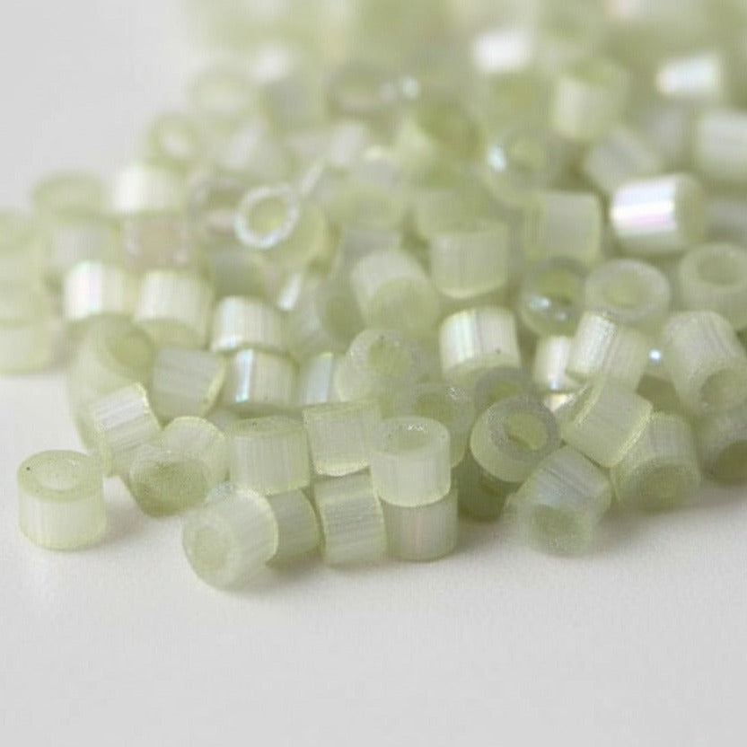 11/0 MIYUKI delica - Satin Pale Lime - 1gr. - - Crystaldreams Abalorios
