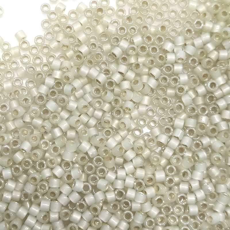 11/0 MIYUKI delica - Silver Lined Pale Lime Opal - 1gr. - DB1453 - - Crystaldreams Abalorios