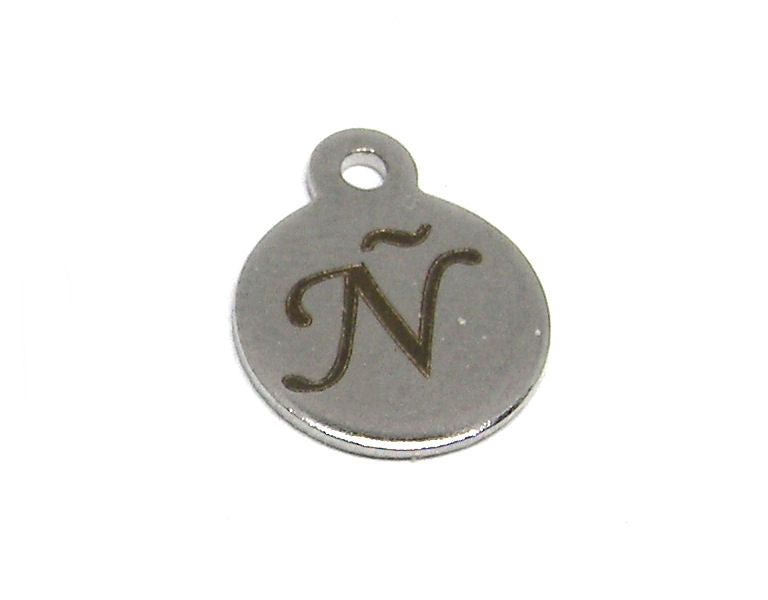Colgante Letra de acero inox 304 10mm Agujero:1mm Ñ - - Crystaldreams Abalorios