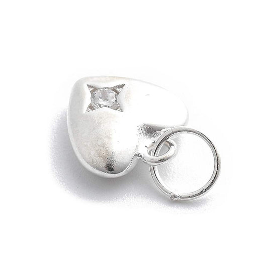 Charm corazón plateado con circonitas cúbicas, medidas 10mm x 8.5mm x 3mm, incluye anilla de enganche