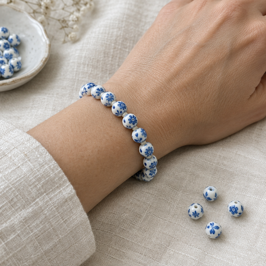 Ejemplo de uso de cuentas de porcelana con flores azules