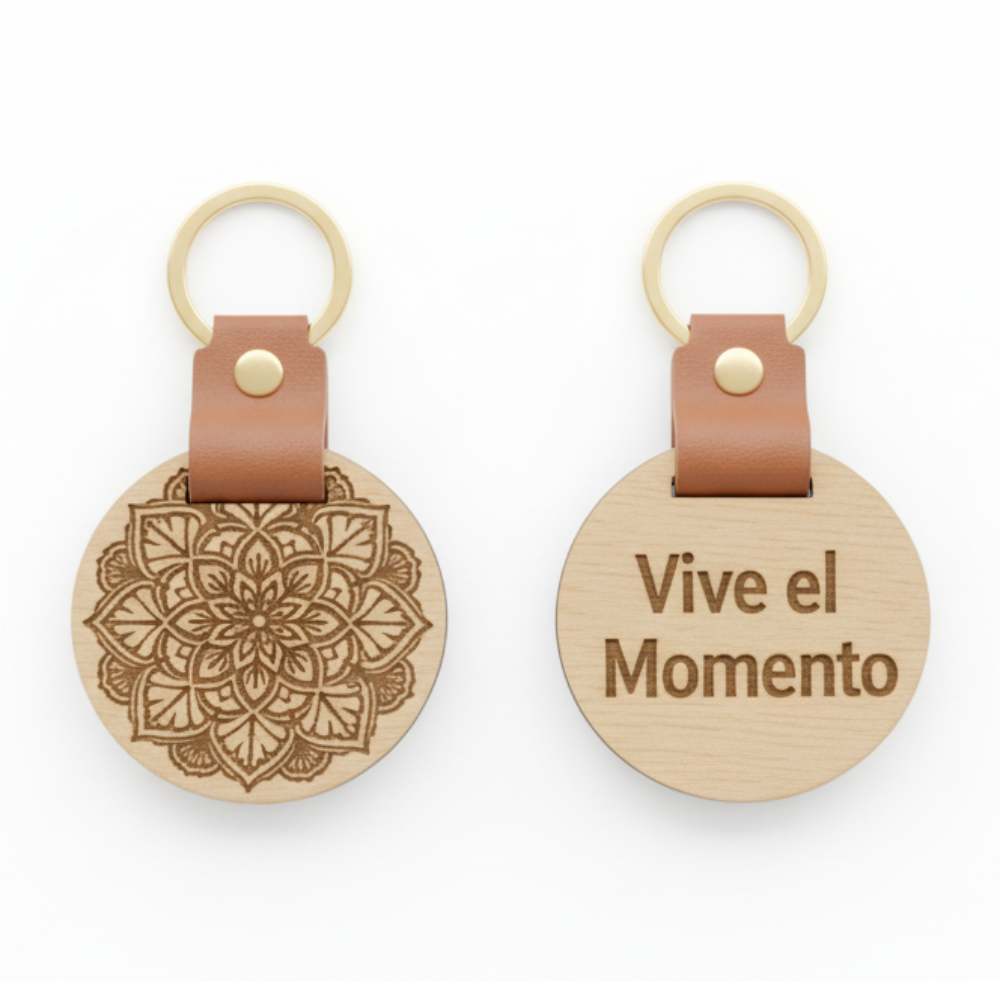 Llavero de madera grabado con dibujo lineal o ilustración.