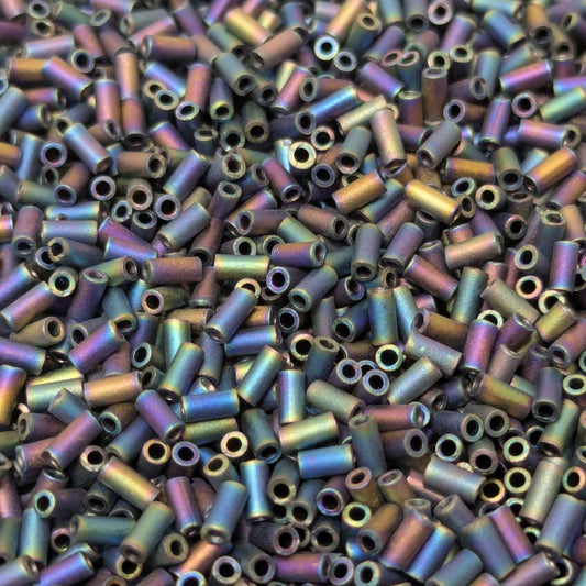 Detalle de cuentas cilíndricas Miyuki Bugle 3mm Matte Black AB, acabado mate tornasolado, en bolsa de 5 gramos.