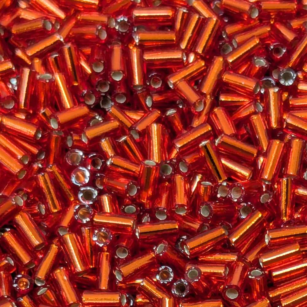 Detalle de Bugle Beads Miyuki 3mm rojo flameado con interior plateado, en formato de 5 gramos, alta calidad japonesa.