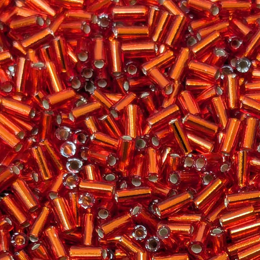 Detalle de Bugle Beads Miyuki 3mm rojo flameado con interior plateado, en formato de 5 gramos, alta calidad japonesa.