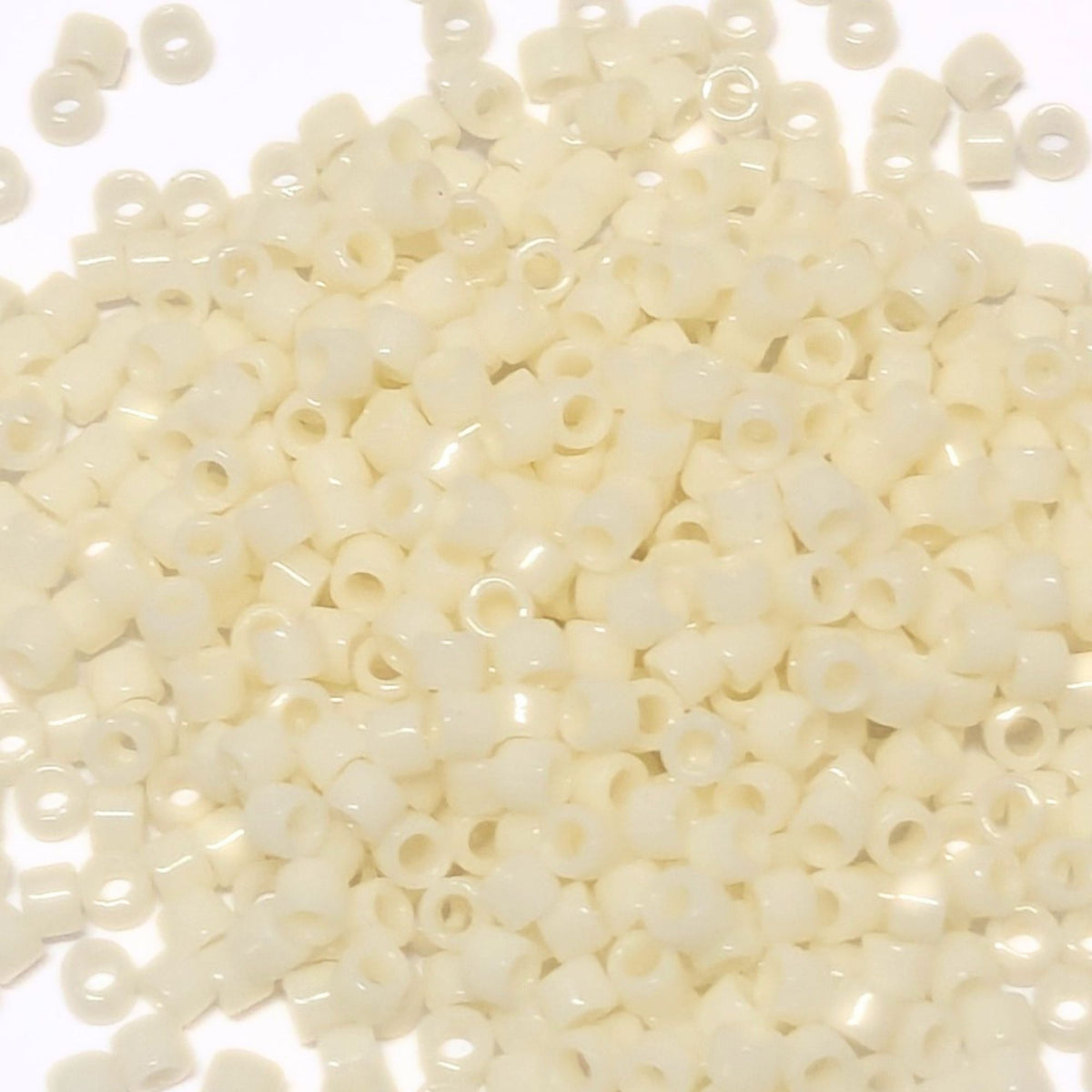 11/0 MIYUKI delica DB1130 Opaque Ivory - 1gr.