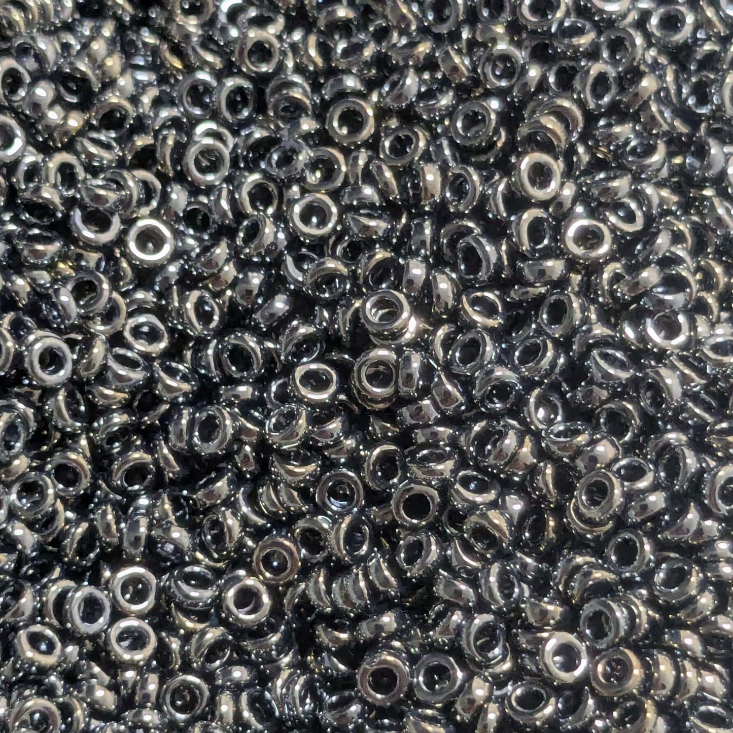 Distanciador miyuki color light gunmetal