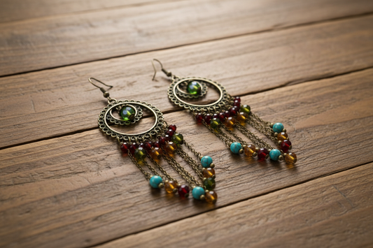 Pendientes bohemios sobre mesa de madera