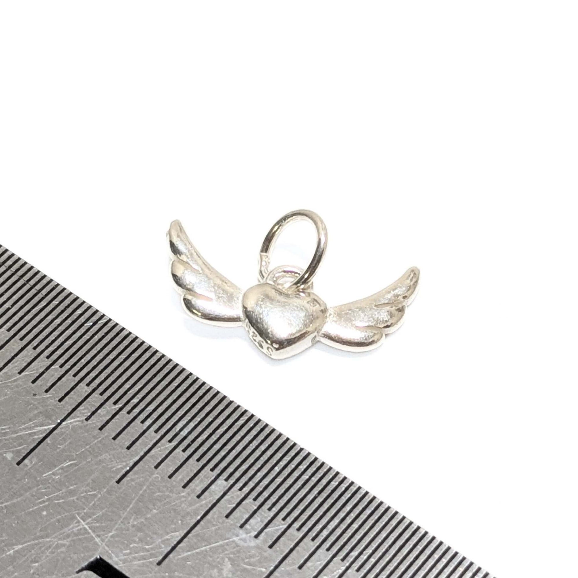 Abalorio corazón con alas en plata de ley 925 acabado plateado