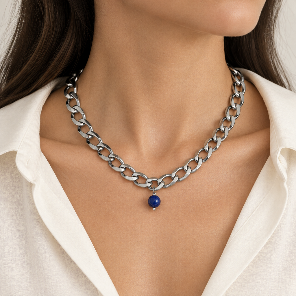 Collar corto con la cadena de acero