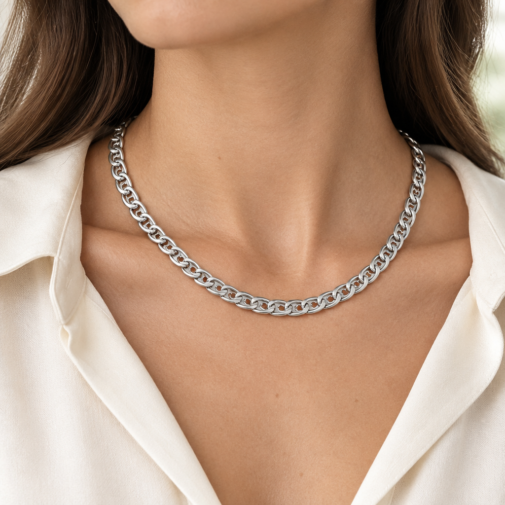 Collar corto con la cadena de eslabón detallado