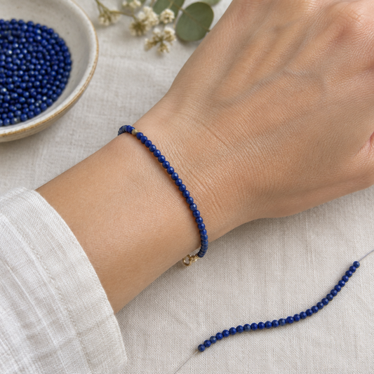 Ejemplo de pulsera con pequeñas cuentas de lapislázuli de 3 mm