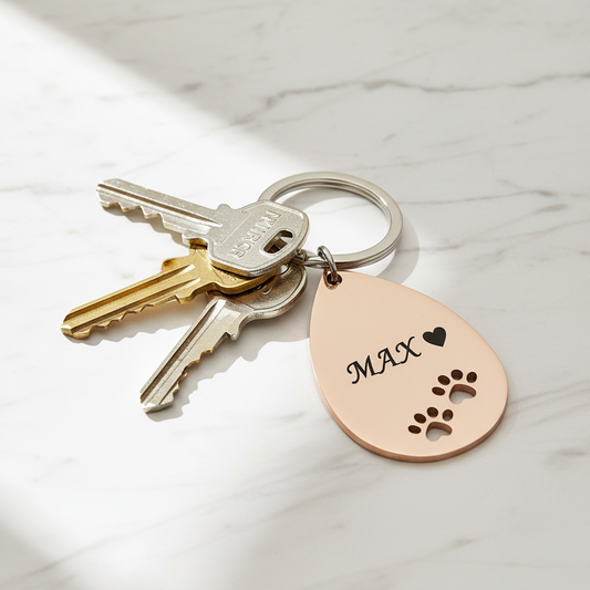 Llavero cobre con grabado MAX en uso