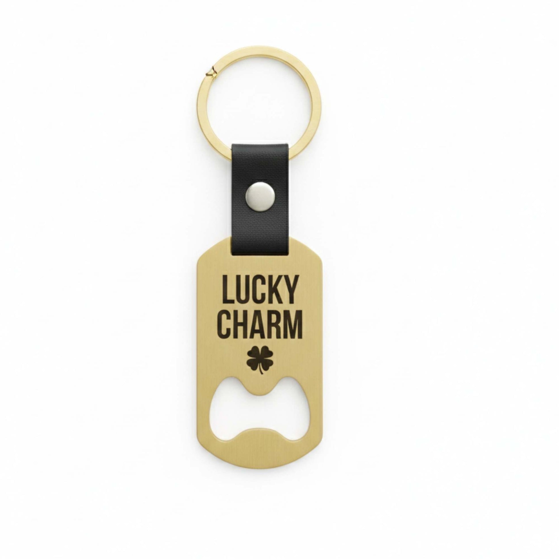 Llavero personalizado grabado con "LUCKY CHARM" y un trébol, fabricado en acero inoxidable dorado de alta calidad.
