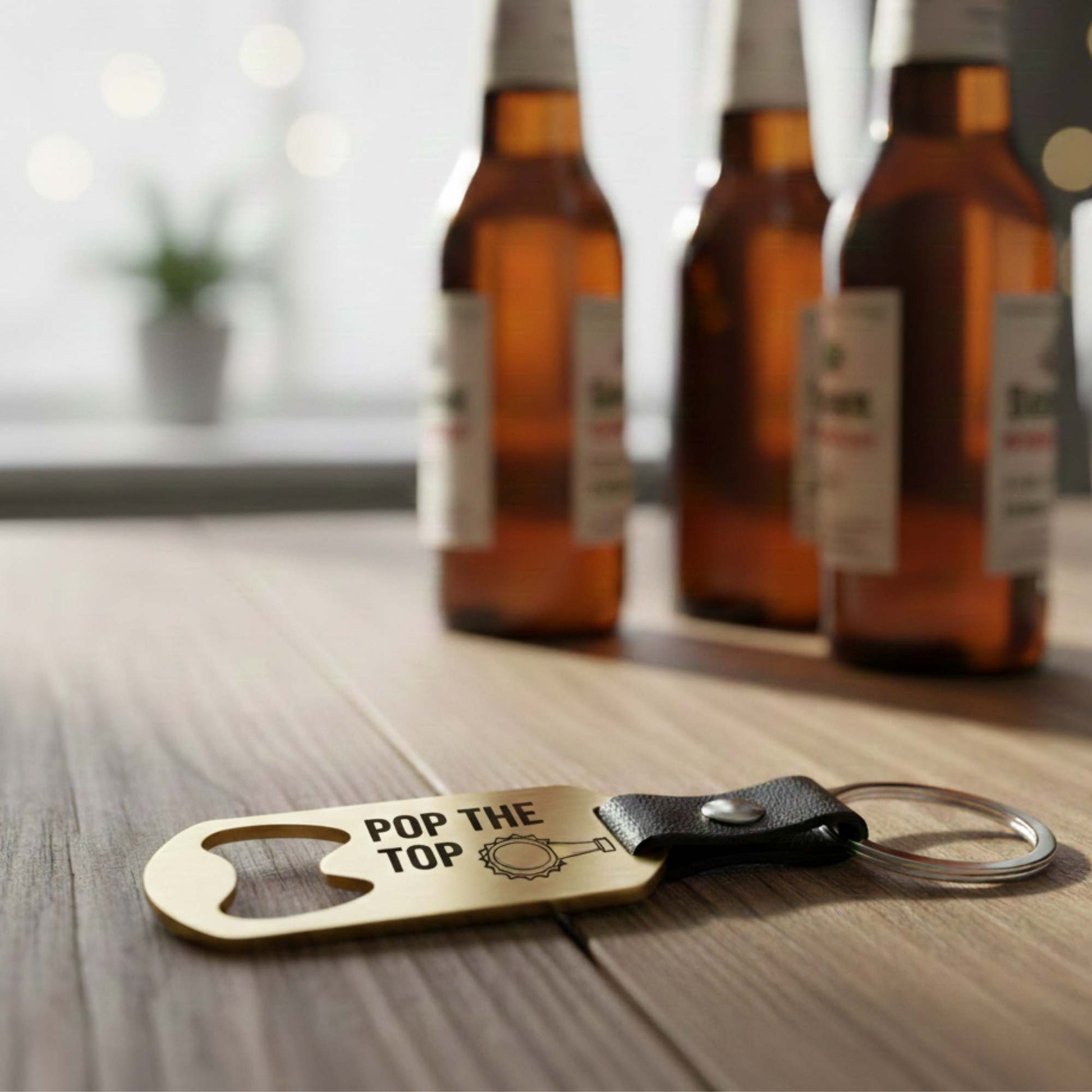 Dos unidades de llavero personalizado con grabados láser: uno con temática de cerveza y otro con diseño de montañas.