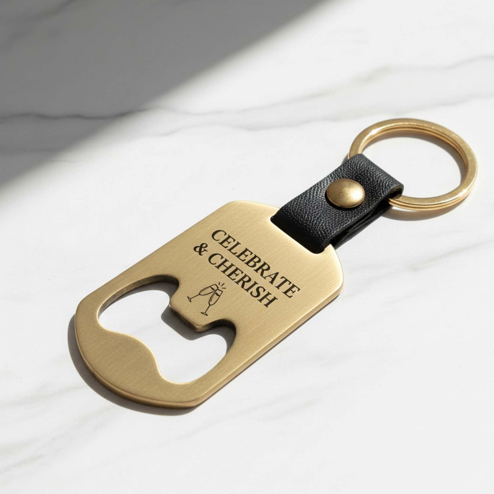 Dimensiones y medidas de un llavero personalizado abrebotellas en color dorado, mostrando su tamaño compacto y funcional.