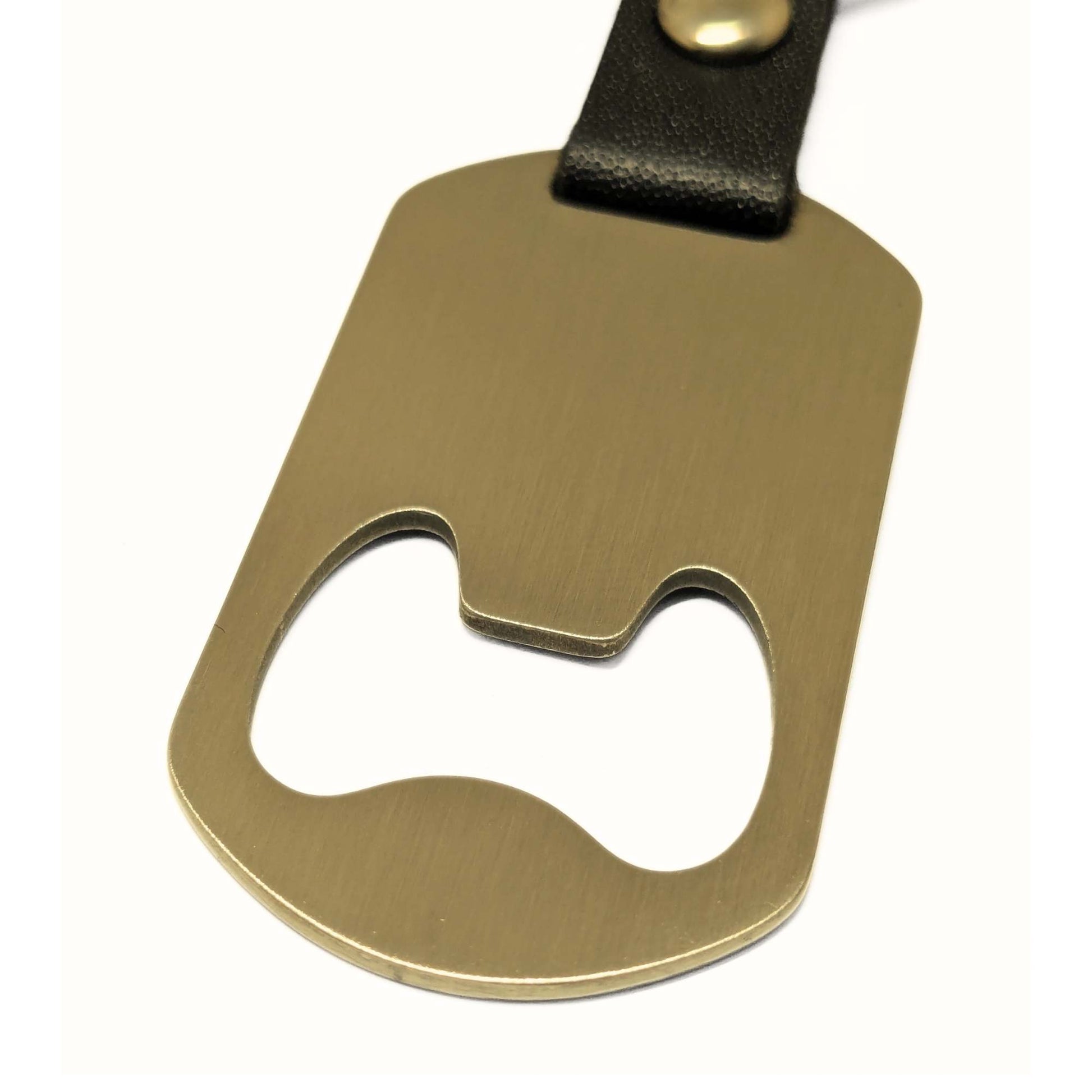 Llavero personalizado abrebotellas sobre mesa de madera rústica, un accesorio práctico y elegante para eventos o recuerdos.