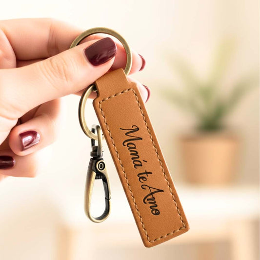 Llavero de cuero personalizable con anilla metálica, ideal como regalo.