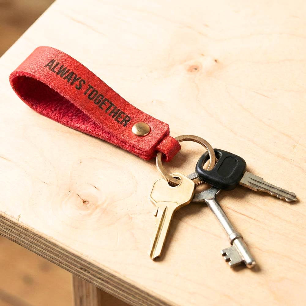 Llavero personalizable de cuero PU rojo con clip metálico