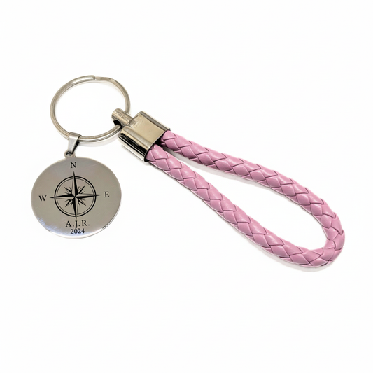 Llavero rosa con grabado sobre fondo blanco