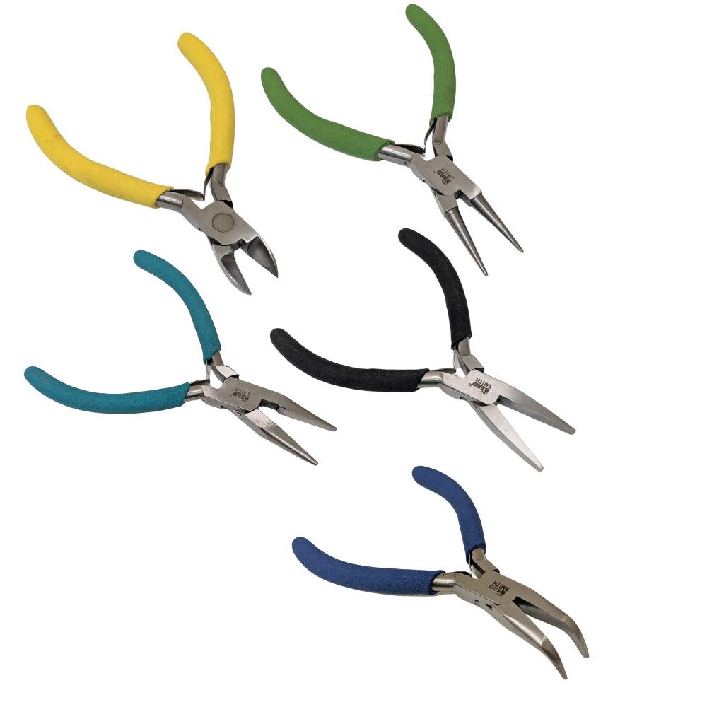 Alicates de punta plana, punta redonda, cortador lateral y cadena con mango acolchado.