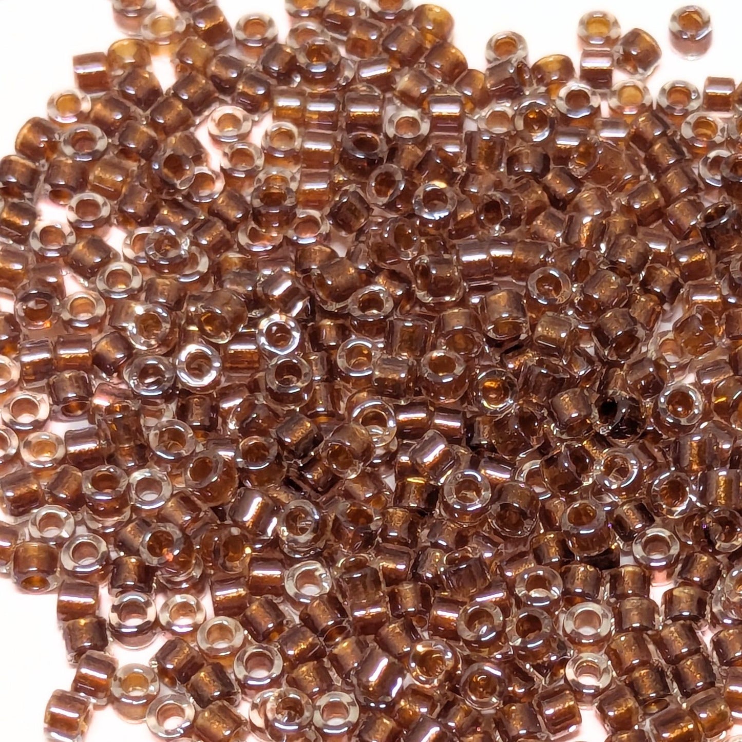 11/0 MIYUKI delica DB0915 - Sparkling Dk. Amber Lined Crystal - 1 gr.