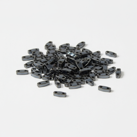 Miyuki Quarter-Tila sobre superficie blanca metal light gunmetal