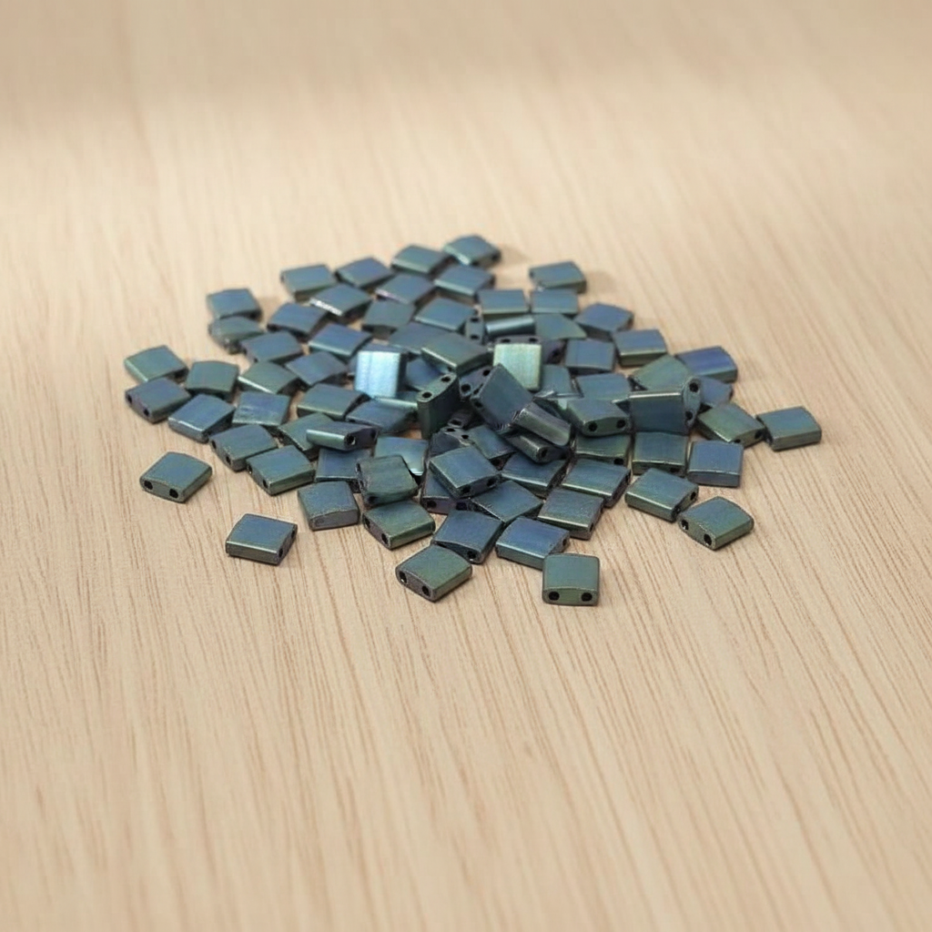 Miyuki Tila Matte Metal Blue sobre mesa de madera beige