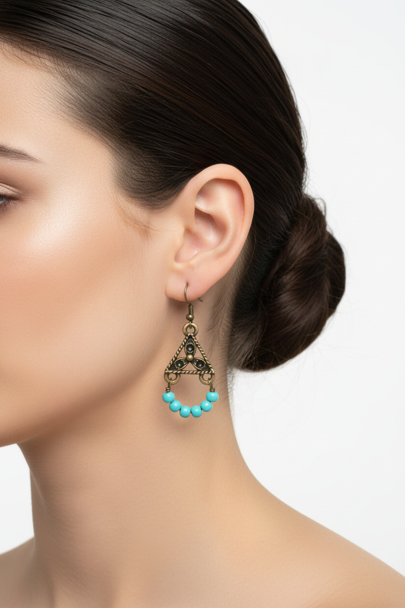 Mujer con pendientes triangulares turquesa - moño elegante