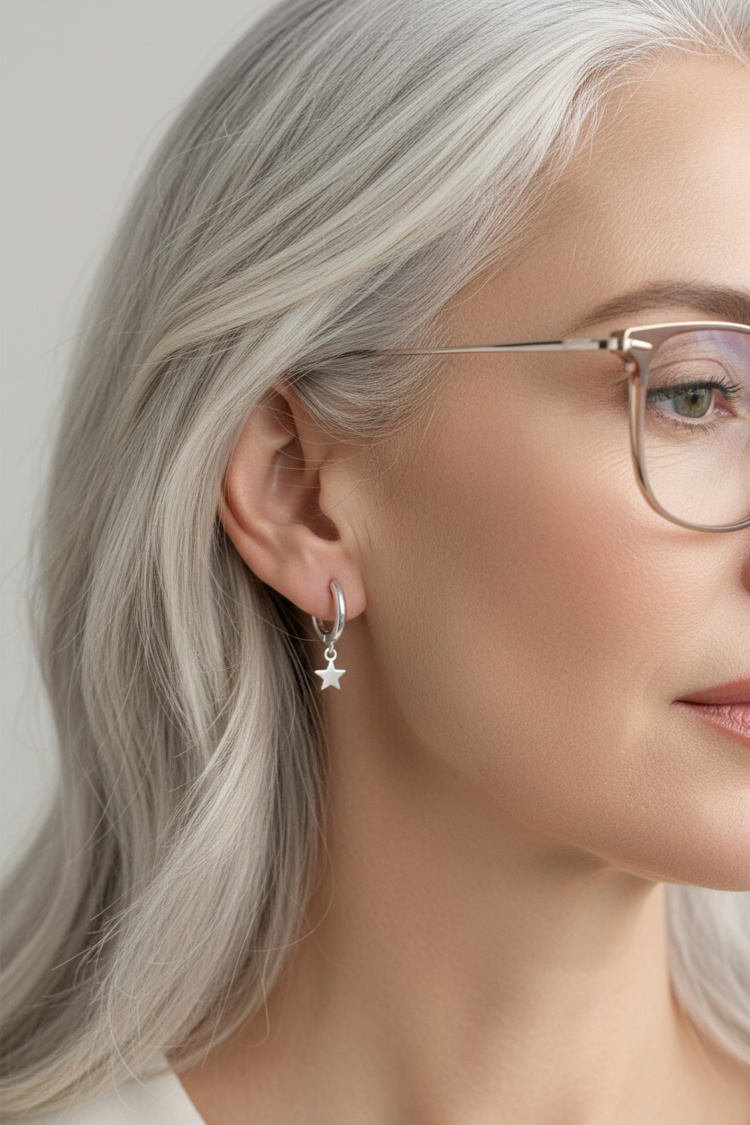 Pendiente aro de plata con charm de plata en mujer con gafas