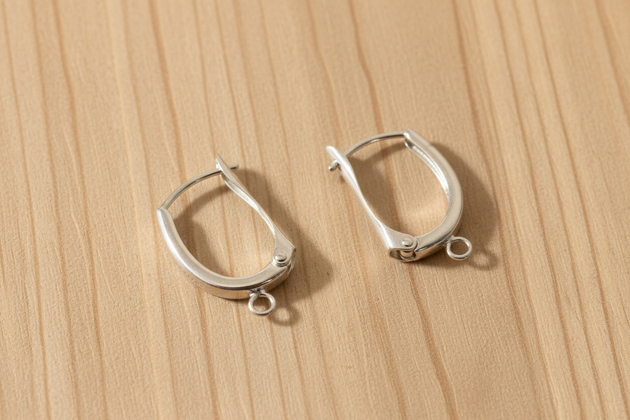 Pendientes aro plata 925 sobre mesa de madera clara