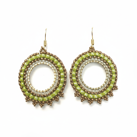 Pendientes de aro Miyuki - fondo blanco intenso