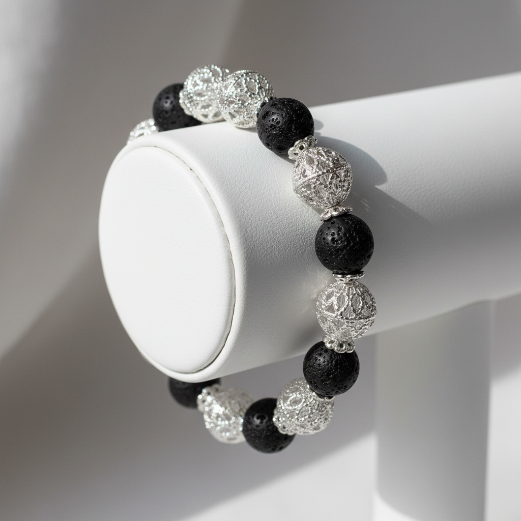 Pulsera con cuentas metálicas plateadas alternadas con cuentas de lava