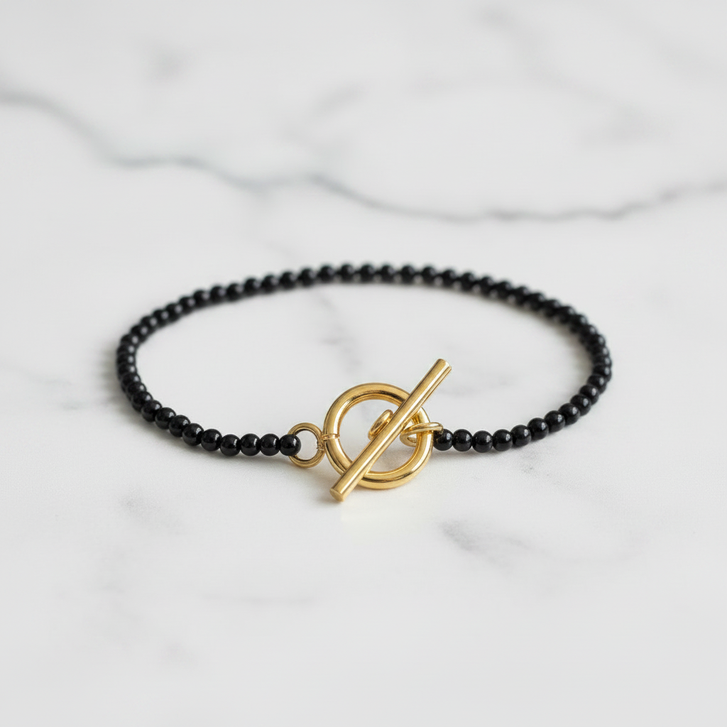 Pulsera de rocallas negras con cierre toggle dorado