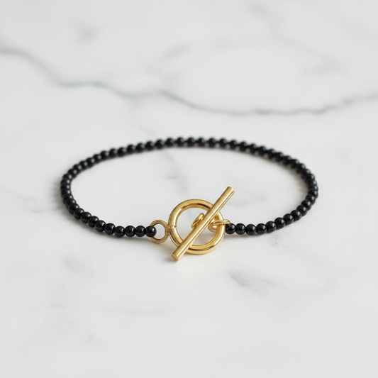 Pulsera de rocallas negras con cierre toggle dorado