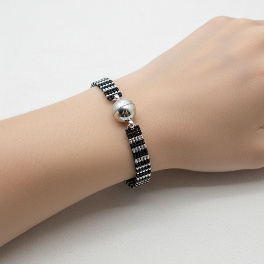 Pulsera negra y plata minimalista