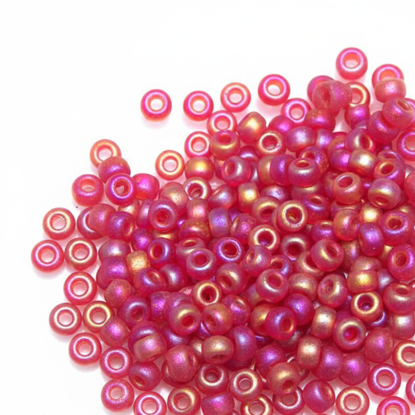 Rocallas Miyuki 8/0 Matte Transparent Ruby AB sobre fondo blanco