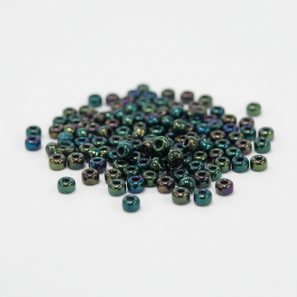 Rocallas Miyuki 8/0 Metallic Forest Green Iris sobre mesa blanca