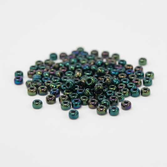 Rocallas Miyuki 8/0 Metallic Forest Green Iris sobre mesa blanca