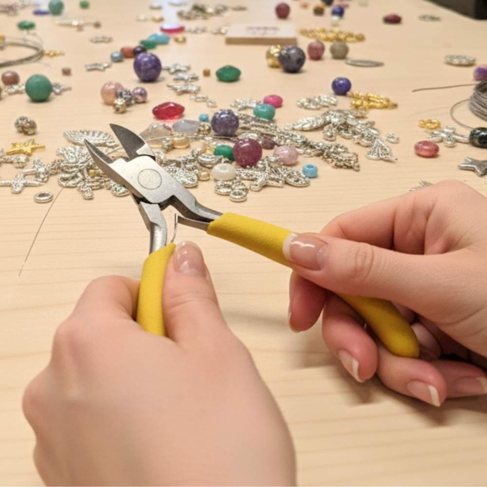 Herramientas de precisión con resortes de doble hoja, ideal para trabajos de artesanía.