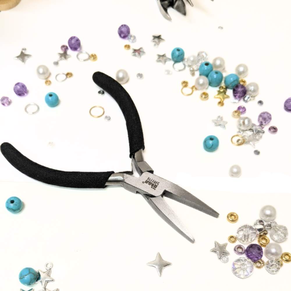 Primer plano del empaque sellado del set de 5 alicates The Beadsmith con cabezales de acero pulido.