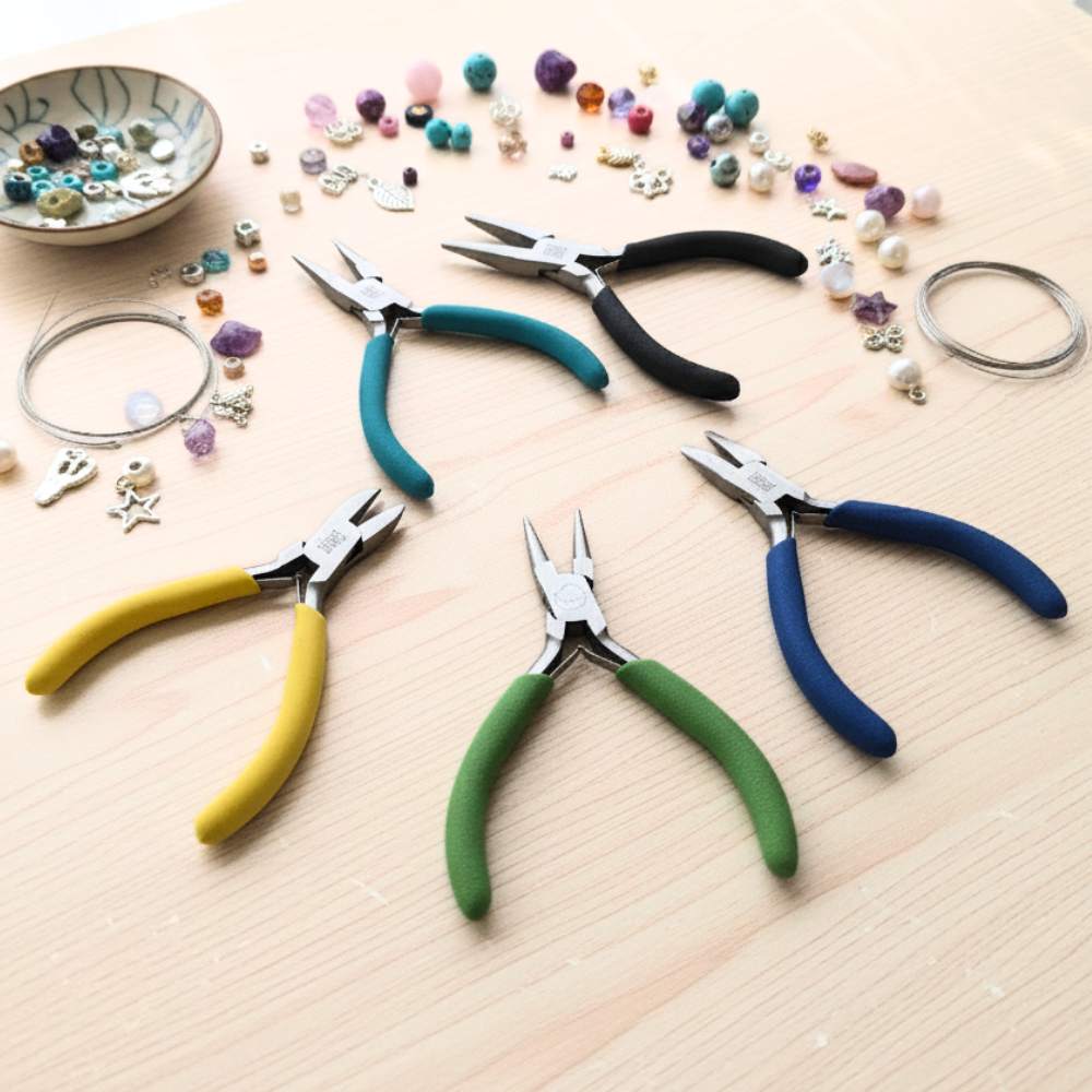 Juego de pinzas diferenciadas por colores (negro, verde, azul, turquesa, amarillo) para joyería.